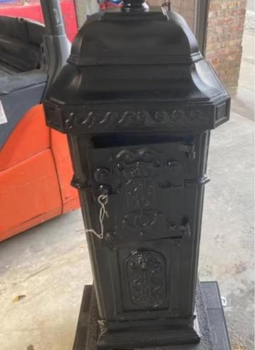 Zware kwaliteits kolom brievenbus. beschikbaar voor biedingen