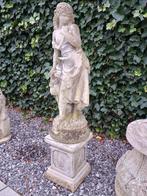 Betonnen beeld vrouw met kruik op sokkel, Tuin en Terras, Ophalen, Gebruikt, Beton, Mensenbeeld