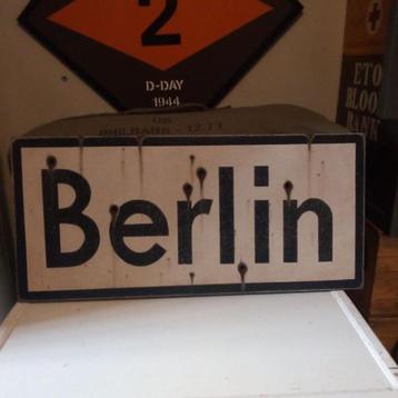 MILITARIA Panneau allemand WW2 : BERLIN