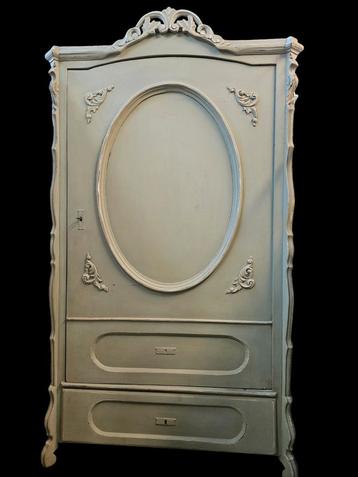 Armoire à crête en brocante française exclusive, sculpture s disponible aux enchères