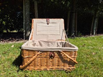 Picknickmand in riet, Hobby en Vrije tijd, Picknickmanden, Ophalen, Zo goed als nieuw