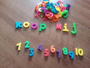 Magneetische letters en cijfers beschikbaar voor biedingen