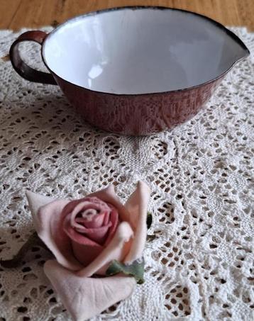 Oud bruin met wit emaille melkkannetje beschikbaar voor biedingen
