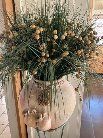 Aarden pot met decoratie bloemen beschikbaar voor biedingen