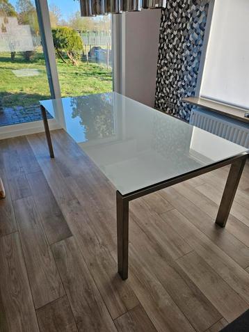 Prachtige tafel met blad uit wit glas. beschikbaar voor biedingen