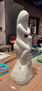 Groot beeldsculptuur naakte vrouw zittend in albast of marme, Ophalen of Verzenden