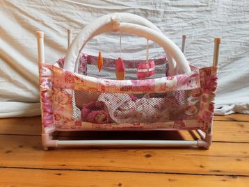 Poppen bed + pop + poppen dromenvanger + kussen + dekentje. beschikbaar voor biedingen