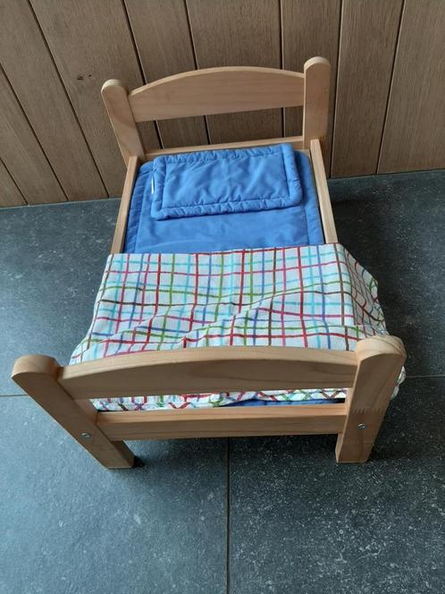 Houten poppenbed met accessoires, Kinderen en Baby's, Speelgoed | Poppen, Zo goed als nieuw, Ophalen