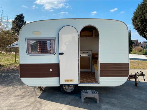 Prachtige vintage caravan, Caravans en Kamperen, Caravans, Particulier, tot en met 3, 500 - 750 kg, Treinzit, Dwarsbed, Koelkast