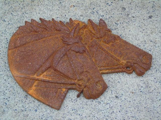 fronton 2 têtes de chevaux en fonte rouillé ., Jardin & Terrasse, Décoration murale de jardin, Neuf, Enlèvement ou Envoi