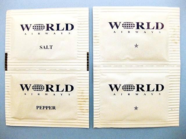 Lot de 2 sacs en papier pour salière poivrière World Airways, Collections, Aviation, Neuf, Autres types, Enlèvement ou Envoi