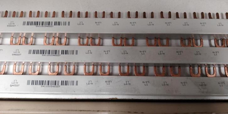 Verdeelrail voor automaten/ zekeringen ABB / vynkier, Bricolage & Construction, Électricité & Câbles, Enlèvement