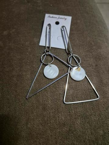 Zilverkleurige driehoekige nieuwe oorbellen  beschikbaar voor biedingen