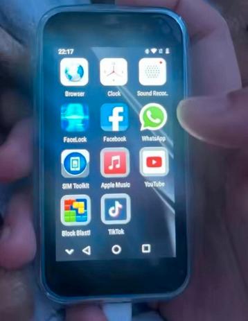 Android-minitelefoon beschikbaar voor biedingen
