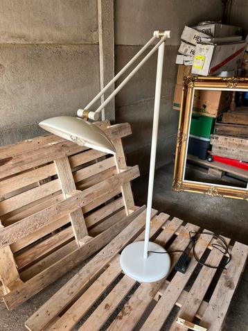 Witte designlamp: italiaans? beschikbaar voor biedingen
