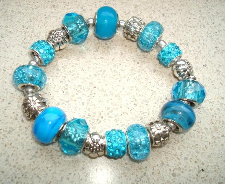 Armband met bedels in turquoise PSE053, Handtassen en Accessoires, Armbanden, Nieuw, Elastiek, Met bedels of kralen, Met strass