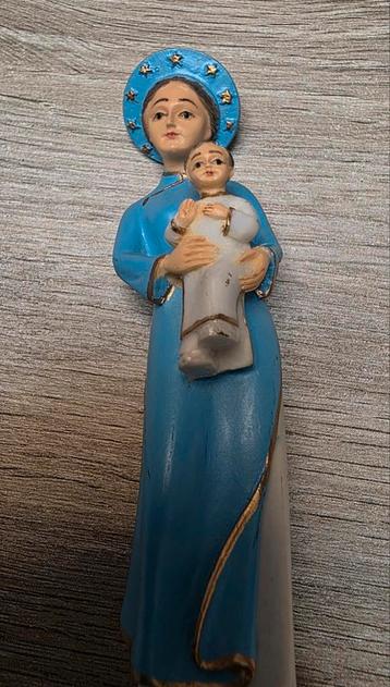 Het beeld stelt Onze Lieve Vrouw van La Vang voor beschikbaar voor biedingen