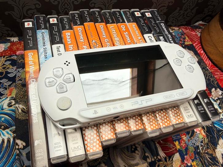 Psp met games en oplader, Games en Spelcomputers, Spelcomputers | Sony PSP, Zo goed als nieuw, PSP, Wit, Met games, Ophalen