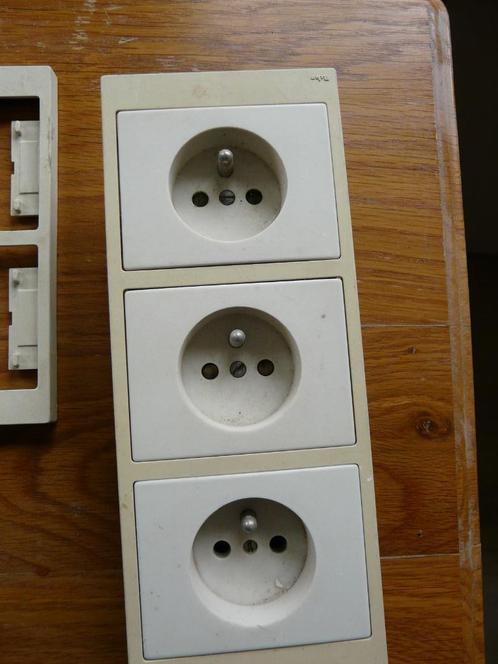 Gerecupereerde stopcontacten, afdekplaatjes, schakelaars.., Doe-het-zelf en Bouw, Elektriciteit en Kabels, Gebruikt, Stopcontact