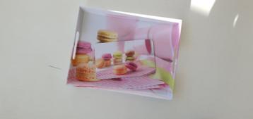 Roze dienblad met macarons beschikbaar voor biedingen