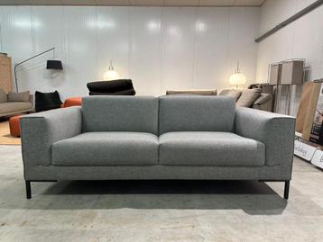 NIEUWSTAAT 2.5-zits Design on Stock Aikon – Ploegwol beschikbaar voor biedingen