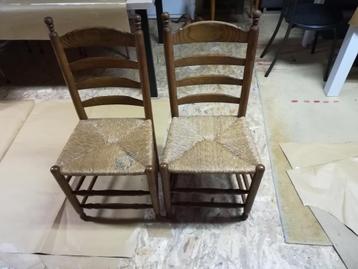 2 houten stoelen met rieten zit  beschikbaar voor biedingen