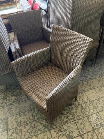Wicker tuinstoelen met armleuningen – €35/stuk beschikbaar voor biedingen