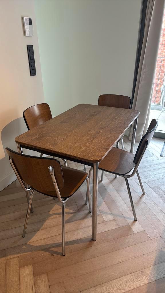 Gratis ophalen: tafel met 4 stoelen in goede staat, Huis en Inrichting, Tafels | Eettafels, Zo goed als nieuw, Ophalen