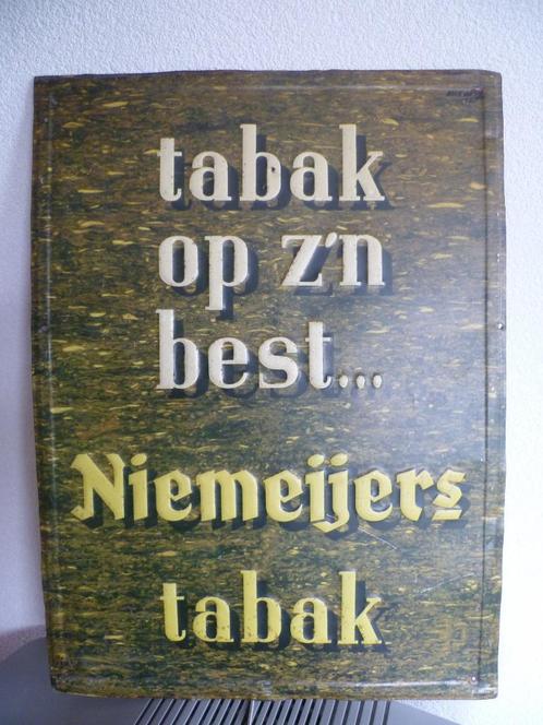 BLIKKEN RECLAMEBORD"NIEMEIJERS TABAK OP ZIJN BEST"JAREN50/60, Collections, Marques & Objets publicitaires, Utilisé, Panneau publicitaire