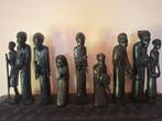 Set de 9 statues africaines en bois noirci. Dans vitrine., Ophalen