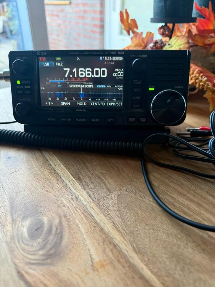 Zo goed als nieuwe Icom 705 Allmode radio in doos, Telecommunicatie, Zenders en Ontvangers, Zo goed als nieuw, Zender en Ontvanger