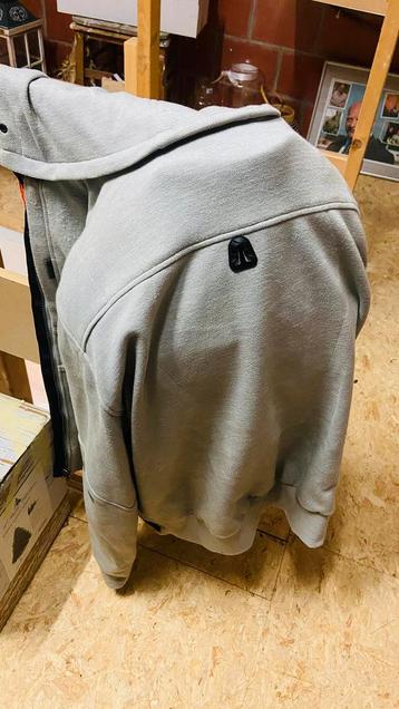 Motorhoodie Macna District beschikbaar voor biedingen