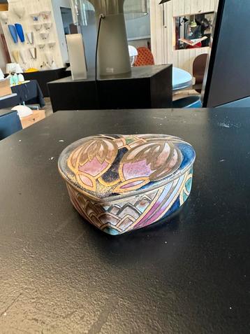 Geëmailleerde keramische hartdoos — gestileerd bloemendecor beschikbaar voor biedingen