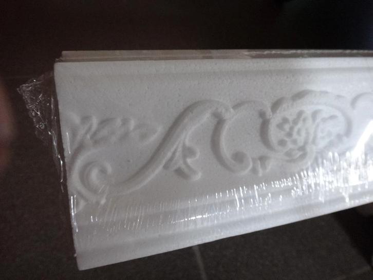 Moulures  pour plafond, Bricolage & Construction, Plinthes & Finitions, Neuf, Moulures, Autres matériaux, 250 cm ou plus, Enlèvement