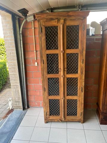 Hoge kast van exotisch hout beschikbaar voor biedingen