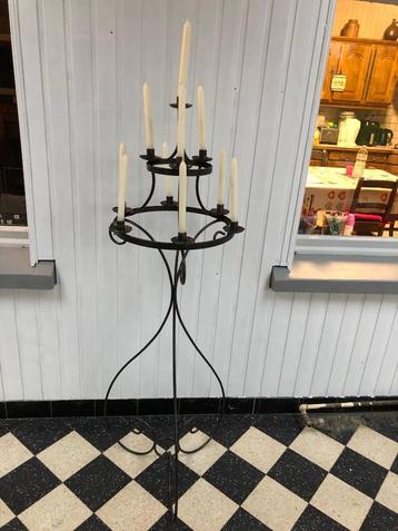 Grand chandelier en fer forgé beschikbaar voor biedingen