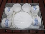 arcopal service 6 tasses et s/tasses fleurs bleues + boite, Maison & Meubles, Enlèvement ou Envoi, Comme neuf, Autres styles, Porcelaine