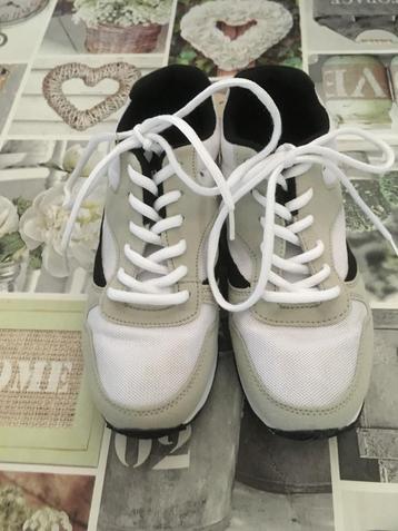 Amper gedragen sneakers Maat: 37  beschikbaar voor biedingen