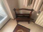Houten lectuurbak/krantenhouder met gedraaide details., Huis en Inrichting, Woonaccessoires | Krantenbakken en Lectuurbakken, Ophalen