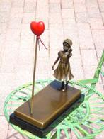 la fille au ballon en bronze signé : BANKSY, Enlèvement ou Envoi, Bronze