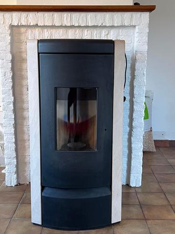 Kwaliteitsvolle designPELLETKACHEL te koop wegens verbouwing, Autres carburants, Enlèvement, Utilisé, Poêle à granulés