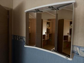 Badkamerkast met verlichting  beschikbaar voor biedingen
