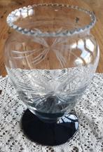 Oud vaasje met zwarte voet, gegraveerd, fijn geschulpte rand, Antiek en Kunst, Ophalen of Verzenden