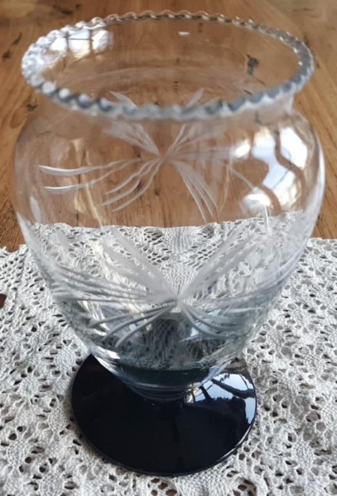 Oud vaasje met zwarte voet, gegraveerd, fijn geschulpte rand, Antiek en Kunst, Curiosa en Brocante, Ophalen of Verzenden