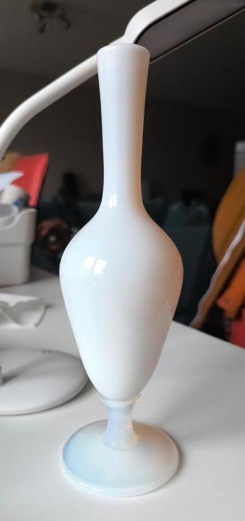 Vase soliflore en opaline blanche signé "SÈVRES" 