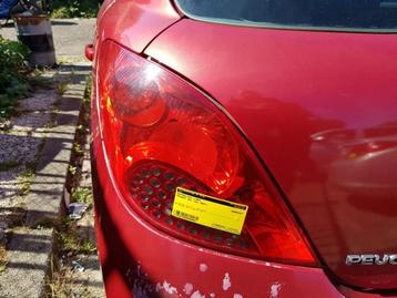 Achterlicht links van een Peugeot 207 beschikbaar voor biedingen