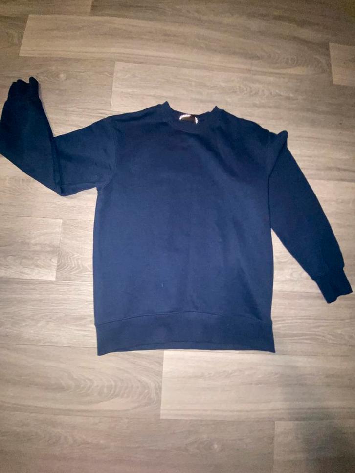 Marineblauwe trui van Pull & Bear — eenvoudig en comfortabel, Kleding | Heren, Truien en Vesten, Zo goed als nieuw, Blauw, Ophalen of Verzenden