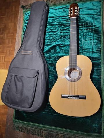 Klassieke gitaar met hoes – in goede staat beschikbaar voor biedingen
