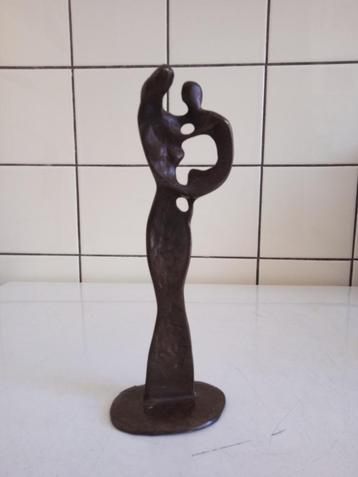 Te koop mooi, onbeschadigd, modern bronzen beeldje!