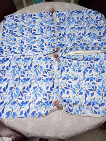 Lot 4 housses de coussins bleu pompons, Enlèvement ou Envoi, Bleu
